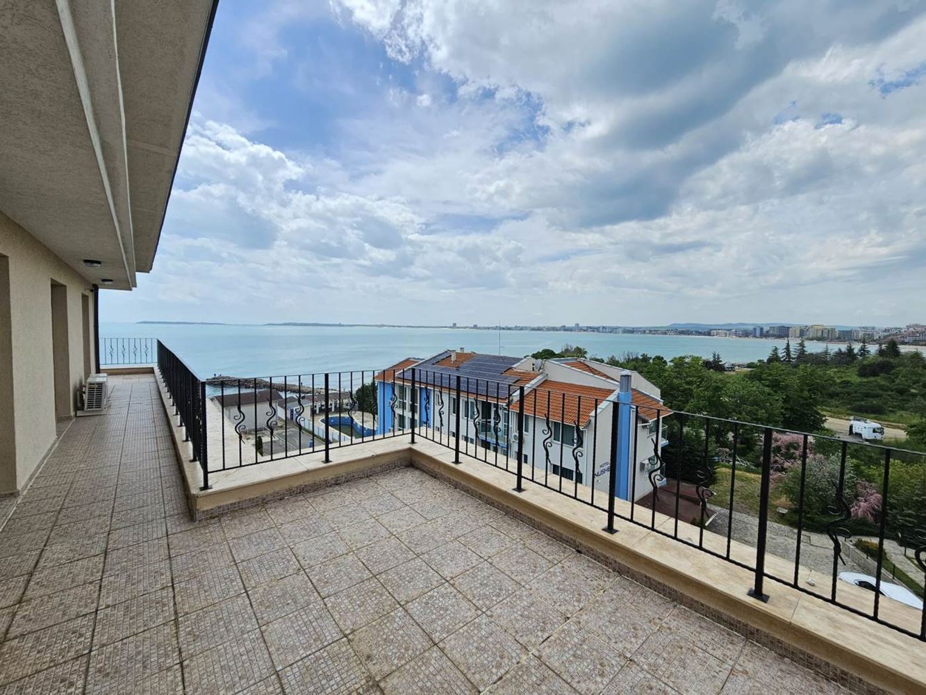 Sveti Vlas – apartmán se třemi ložnicemi s přímým panoramatickým výhledem na moře v komplexu na první linii