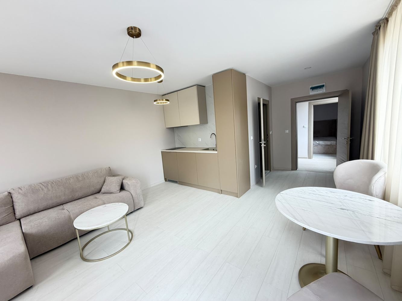 Slunečné pobřeží – útulný apartmán s jednou ložnicí, jižní orientací a krásným výhledem na bazén