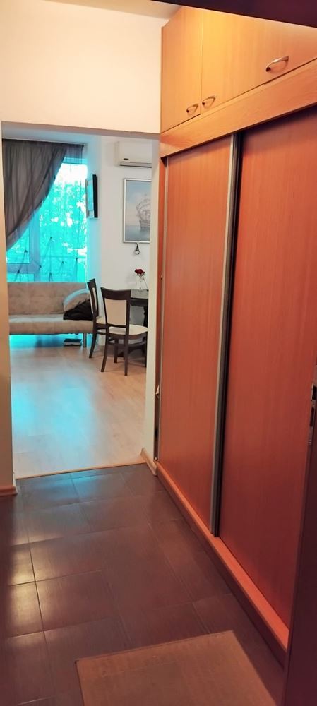 Prostorné studio s výhledem na bazén v klidném komplexu ve Sveti Vlas – komfort a pohoda u moře