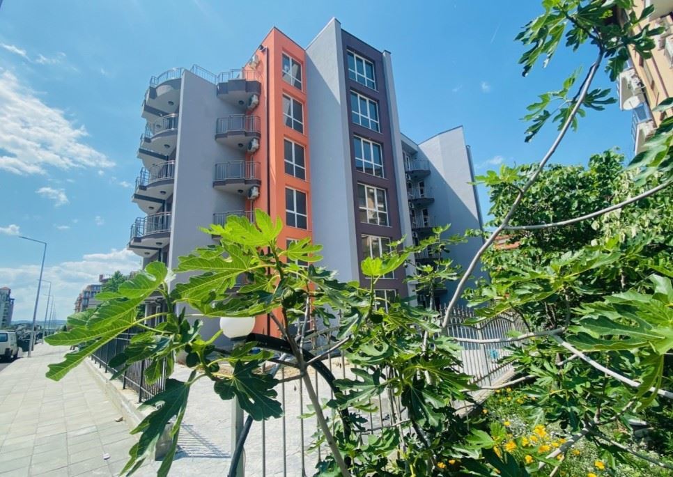 Stylový dvoupokojový apartmán s nízkým poplatkem za údržbu ve Slunečném pobřeží – komfort, bezpečí a skvělá investice u moře