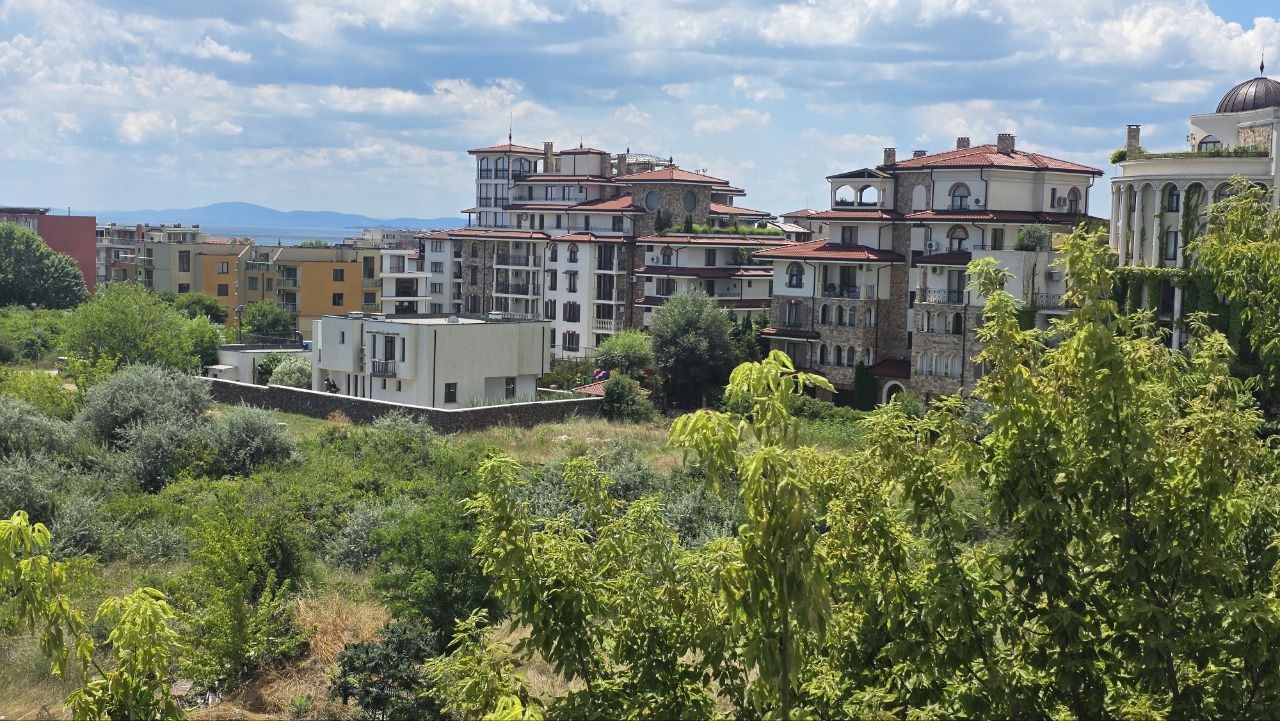 Prostorný apartmán se dvěma ložnicemi s částečným výhledem na moře v prestižním komplexu v Nesebaru – připravený pro své nové majitele