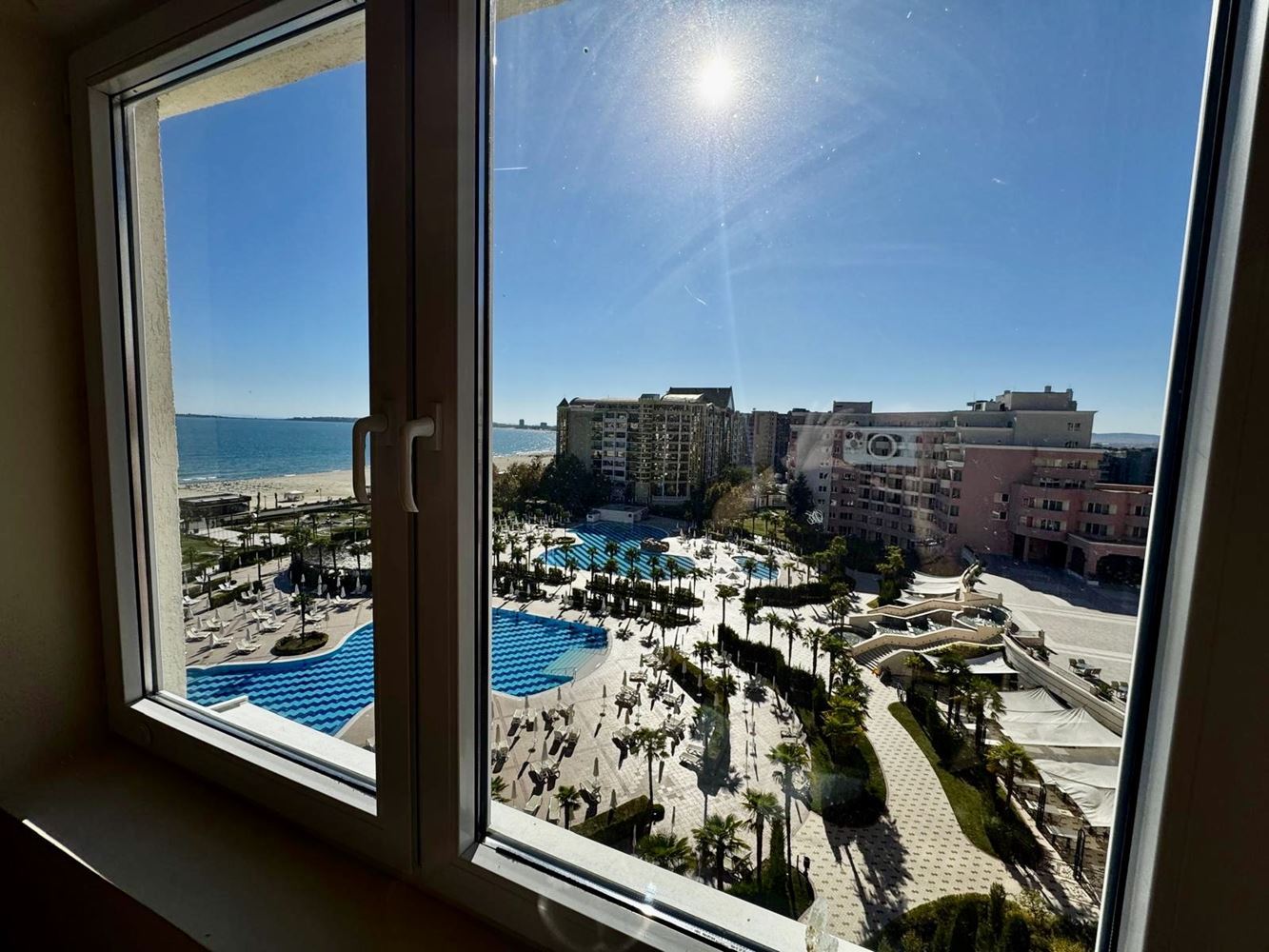 Prostorný apartmán s jednou ložnicí, velkou terasou a panoramatickým výhledem na moře