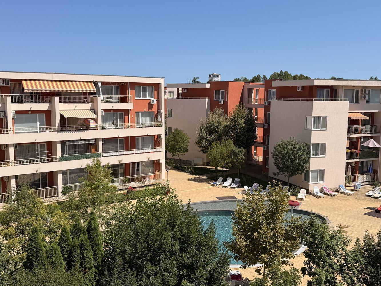 Útulný apartmán s jednou ložnicí v Slunečném pobřeží – krásný výhled na bazén a vynikající komplex pro odpočinek a investici