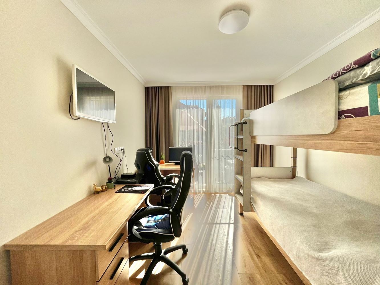 Dvouúrovňový apartmán se dvěma ložnicemi v centru Ravdy – luxus, komfort a vynikající poloha u moře