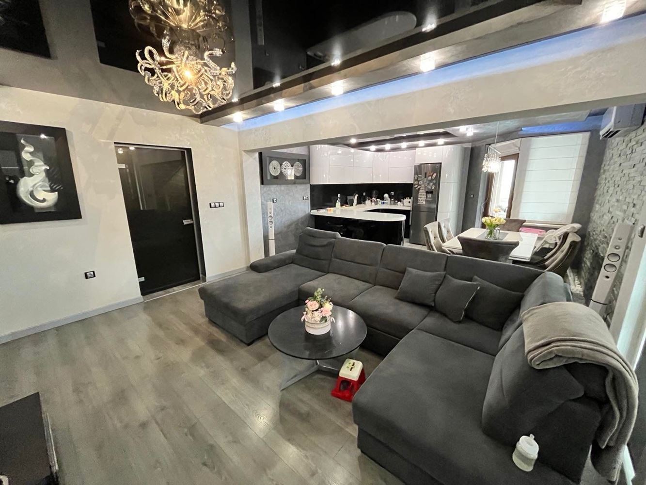 Luxusní apartmán se třemi terasami a vybavením vysoké třídy – výjimečný byt se dvěma ložnicemi v komplexu „Černé moře“, Nesebar