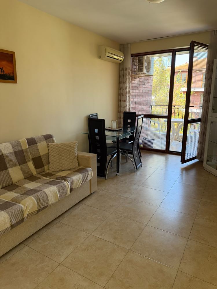 Apartmán se dvěma ložnicemi připravený k bydlení v pěkném komplexu v Nesebaru