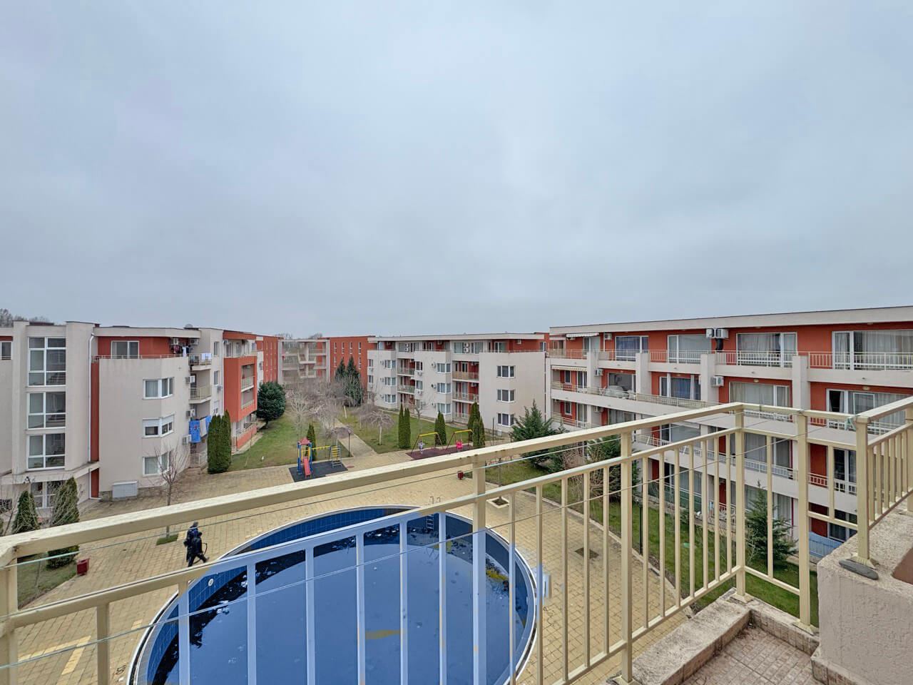 Prostorný byt s jednou ložnicí s výhledem na bazén v Slunečném Břehu