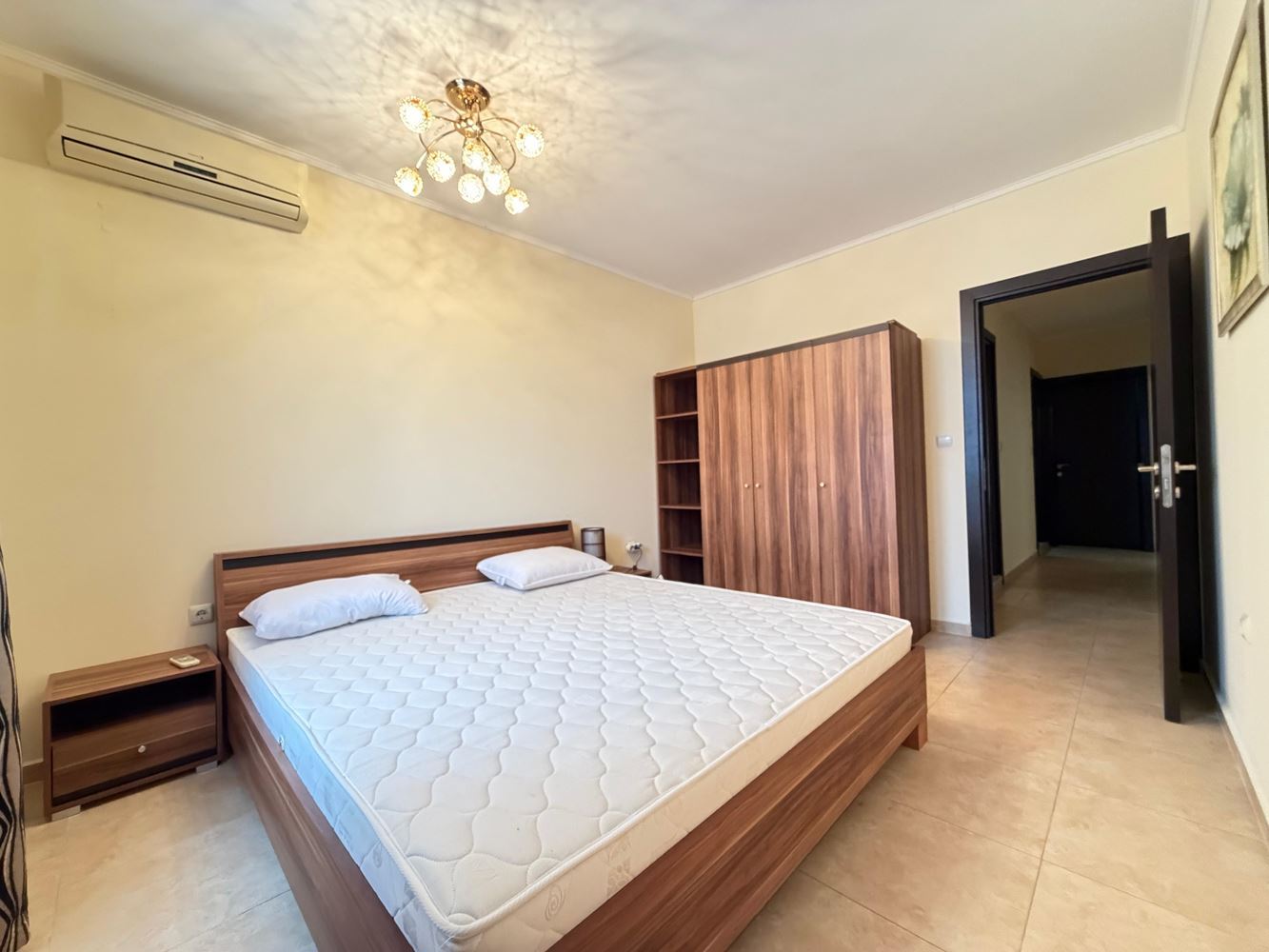 Apartmán se dvěma ložnicemi a výhledem na bazén v Nesebaru – prostor, komfort a výborná lokalita pouhých 300 metrů od moře