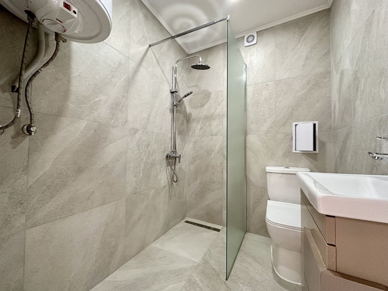 Útulný byt s jednou ložnicí s výhledem na bazén a zeleň ve Slunečném pobřeží – připraven k užívání