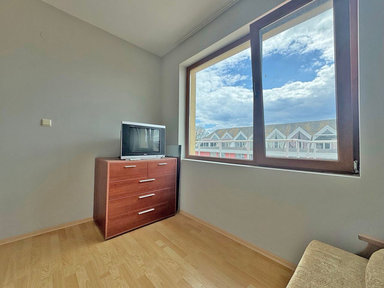 Panoramatický dvoupokojový apartmán s velkou terasou a otevřeným výhledem – Slunečné pobřeží
