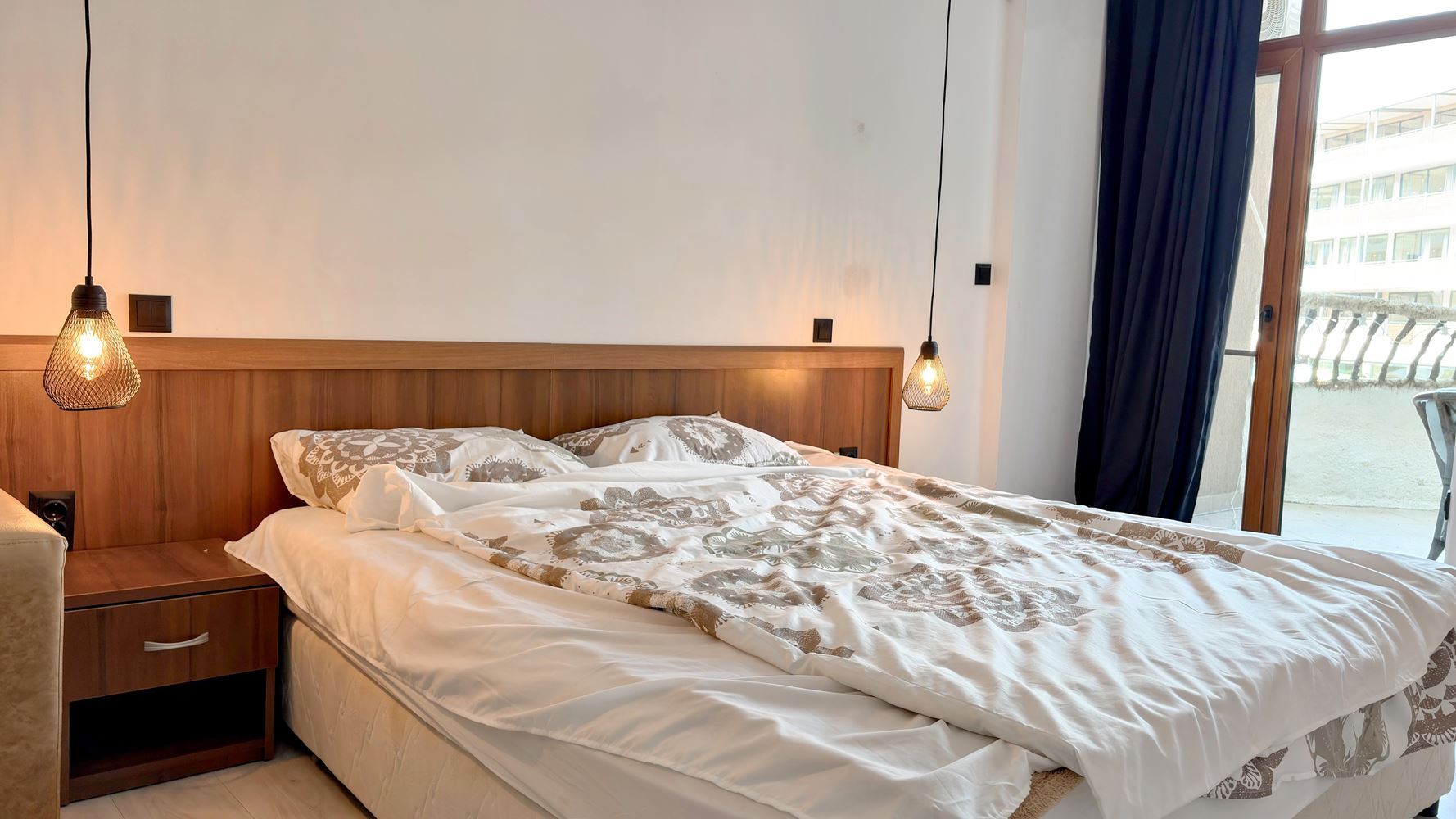 Stylový apartmán s jednou ložnicí 100 metrů od pláže na Slunečném pobřeží – komfort, luxus a skvělá lokalita