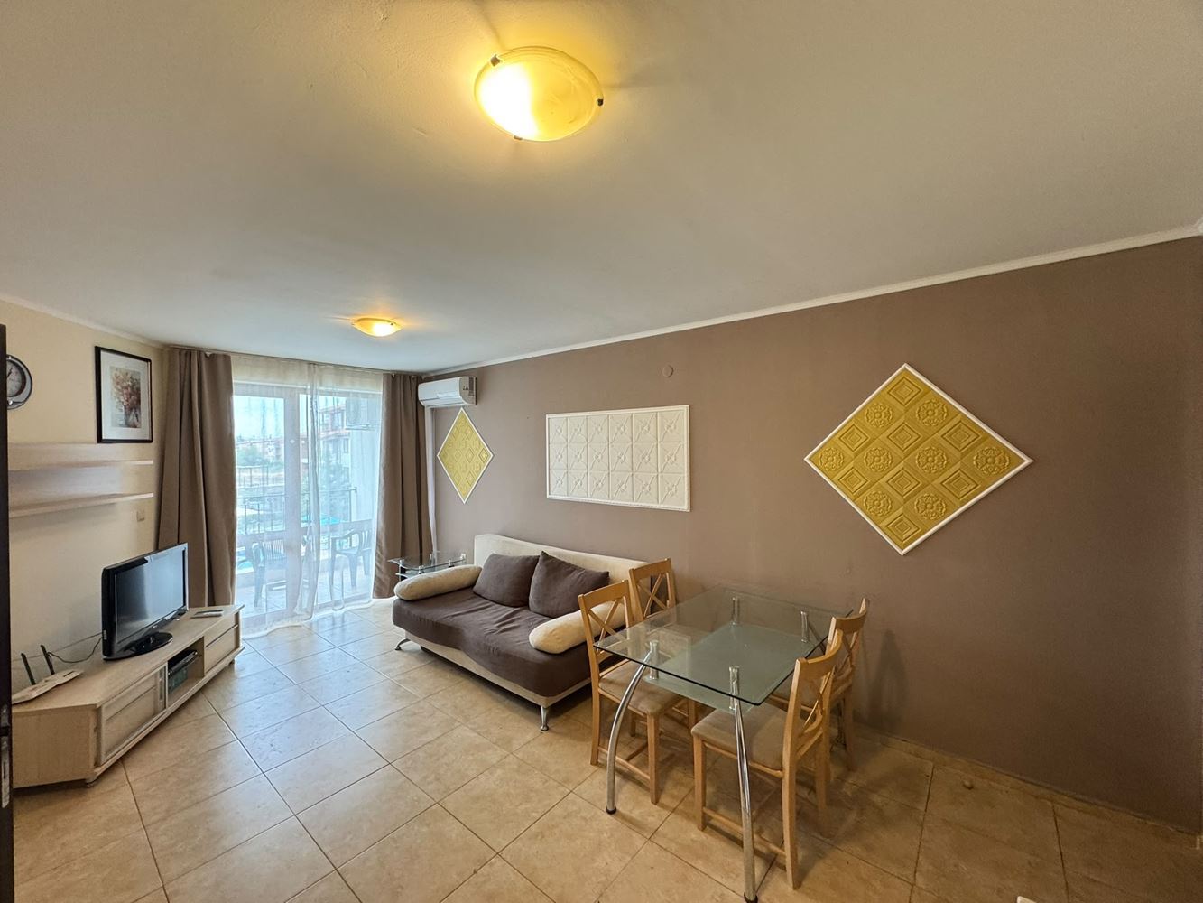 Apartmán s jednou ložnicí a výhledem na bazén v Nesebaru – komfort, moře a vynikající podmínky pro dovolenou a investici