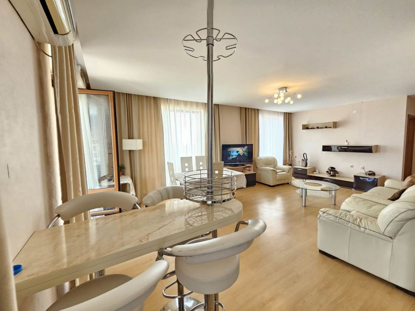 Sveti Vlas – apartmán se třemi ložnicemi s přímým panoramatickým výhledem na moře v komplexu na první linii