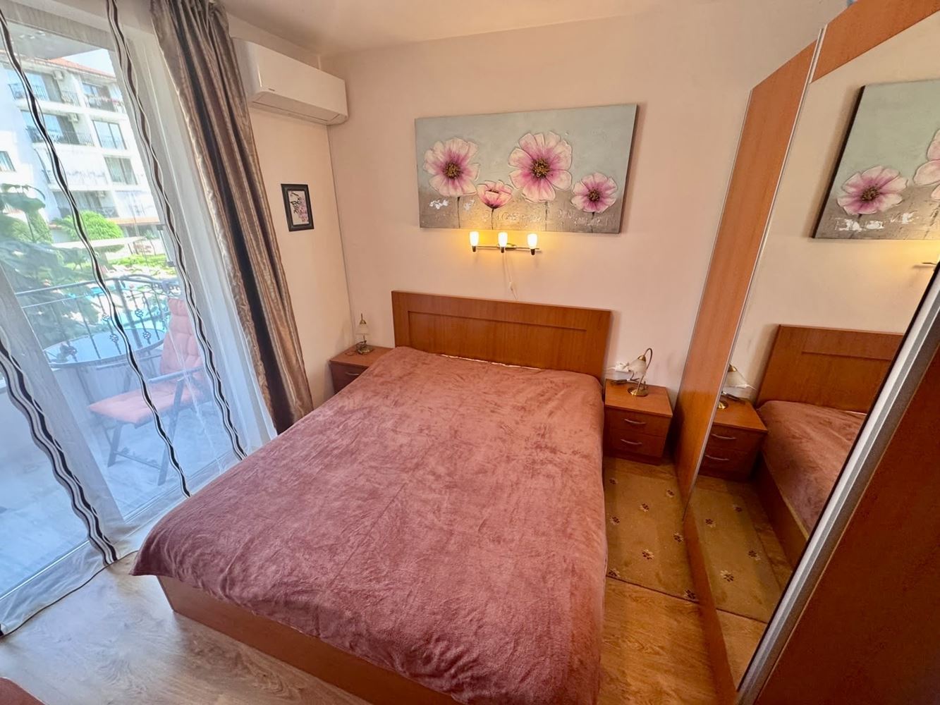 Komfortní apartmán s jednou ložnicí, prostornou terasou a výhledem na bazén v luxusním komplexu v Nesebaru