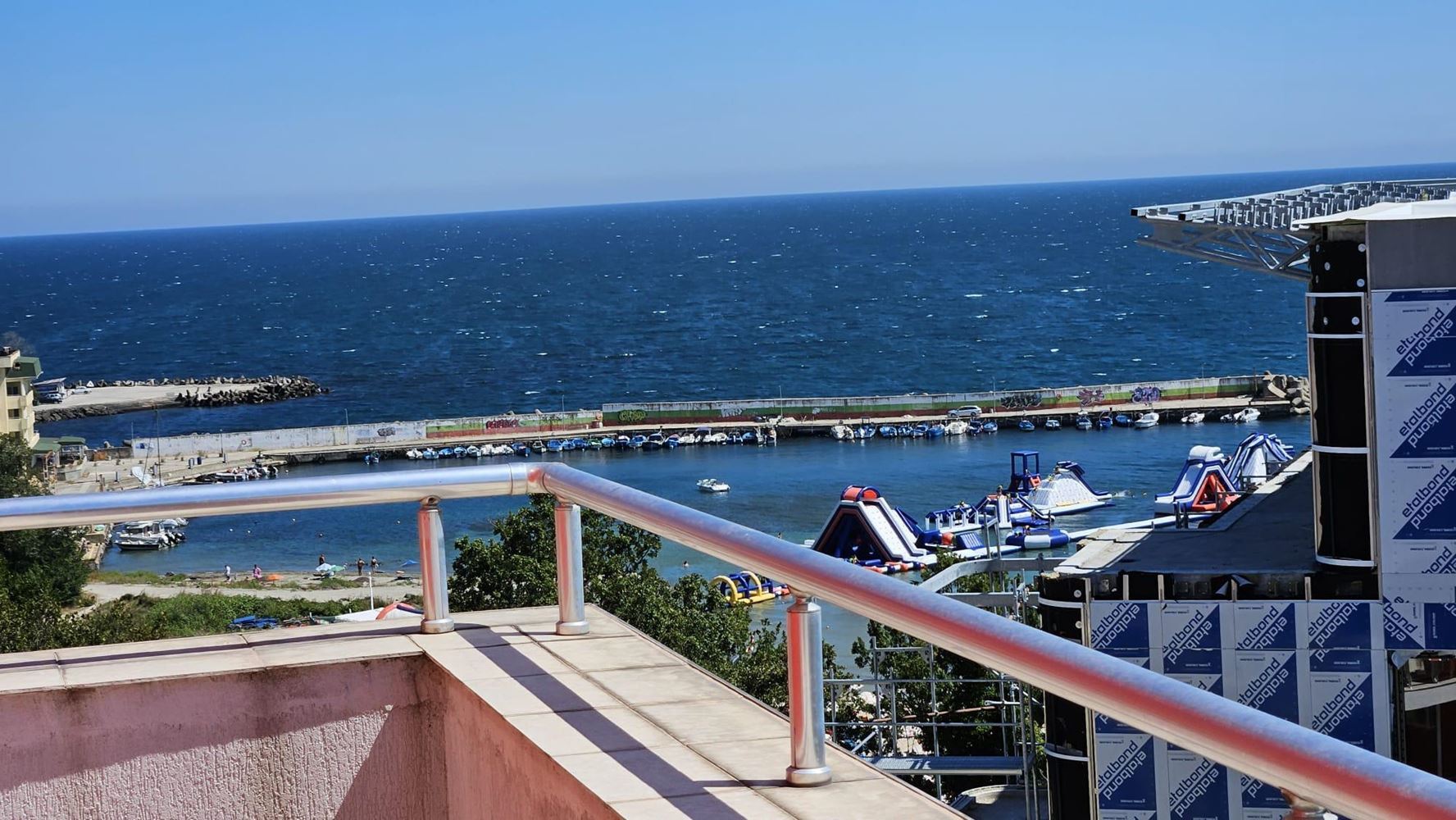 Apartmán se dvěma ložnicemi v první linii u moře v Kitenu s panoramatickým výhledem na moře a působivými terasami