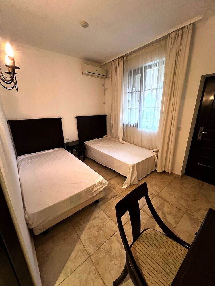 Jedinečný apartmán se dvěma ložnicemi, panoramatickým výhledem na moře a bazén, v první linii u moře v Obzoru