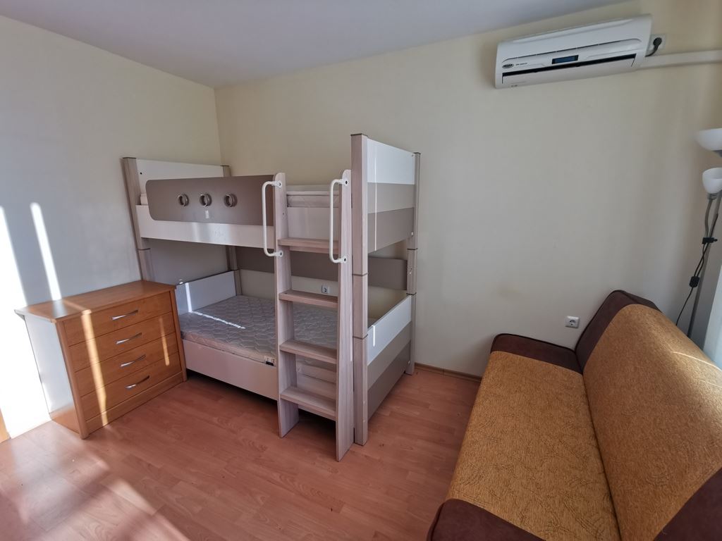 Byt se dvěma ložnicemi s výhledem na moře a soukromou pláží v prestižním komplexu ve Svatém Vlasu