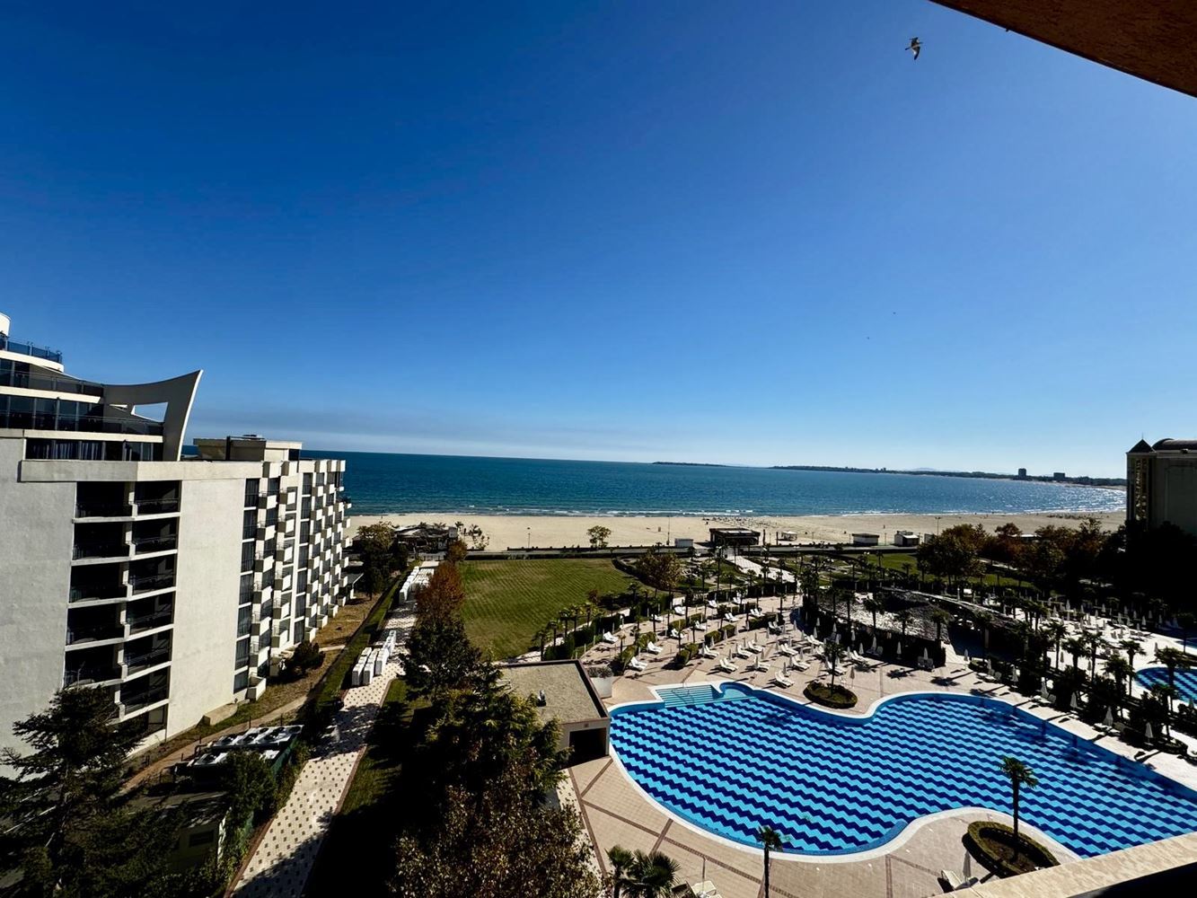Prostorný apartmán s jednou ložnicí, velkou terasou a panoramatickým výhledem na moře