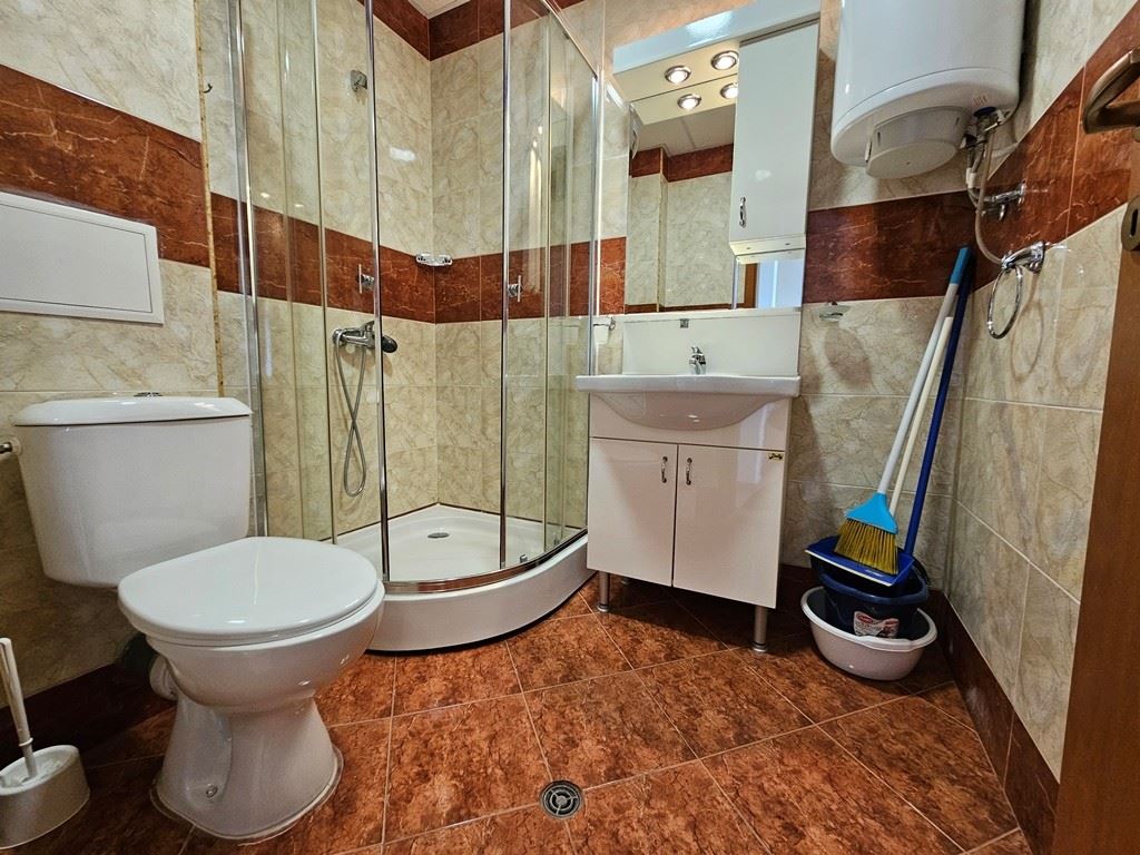 Plně zařízený byt s jednou ložnicí v nejvyšším patře v Sunny Beach – výhled na bazén a luxusní atmosféra