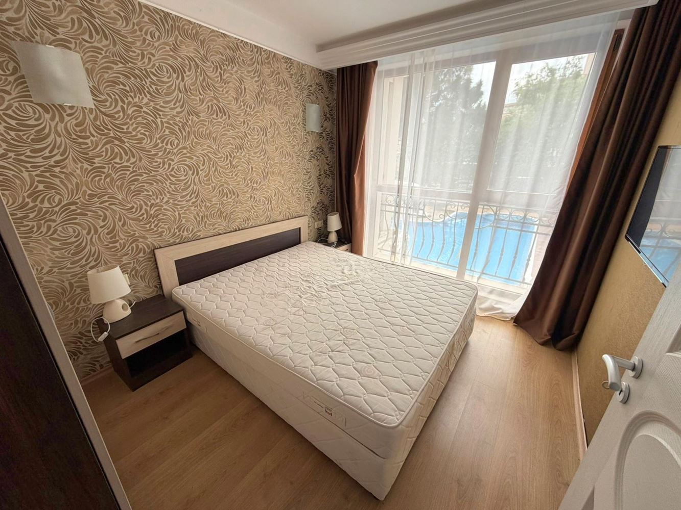 Dvouložnicový apartmán s výhledem na bazén v celoročním komplexu v srdci Slunečného pobřeží