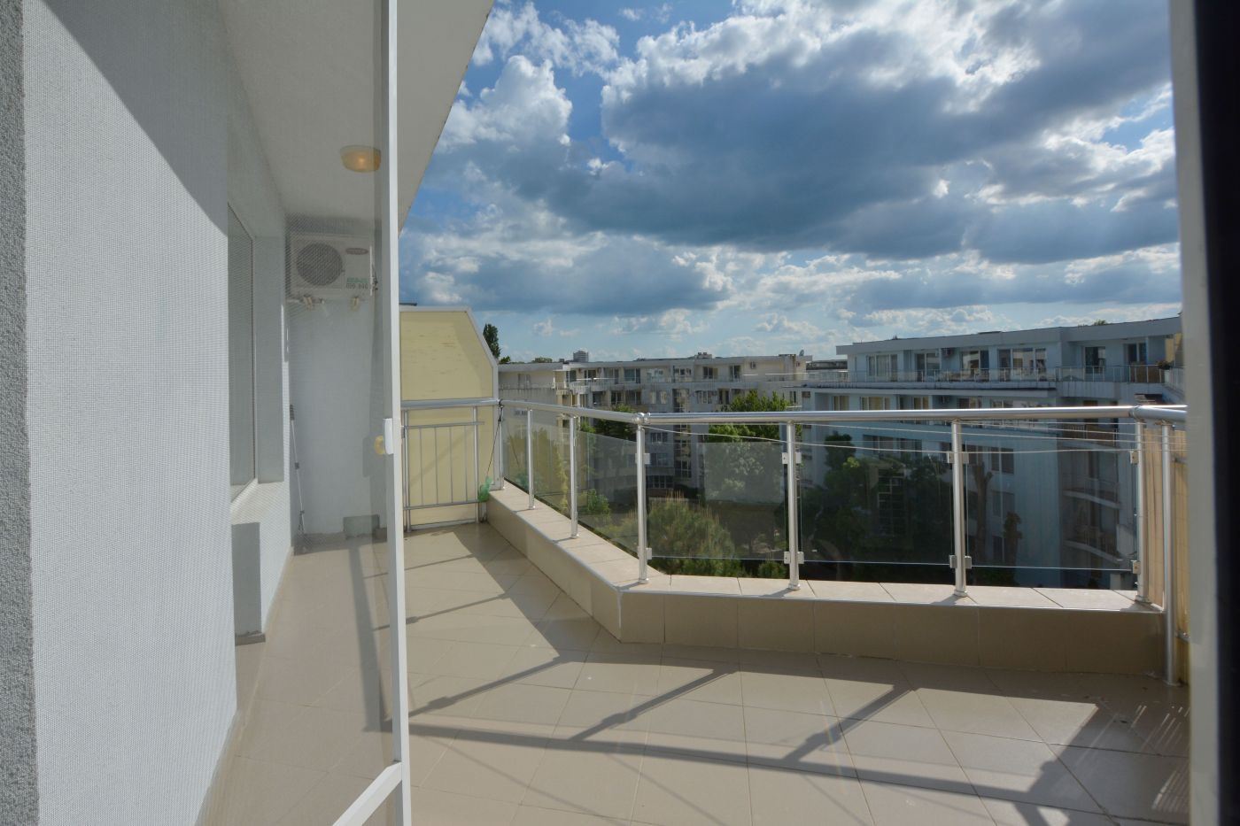 Apartmán s jednou ložnicí 100 metrů od pláže na Slunečném pobřeží – top lokalita a skvělá investice