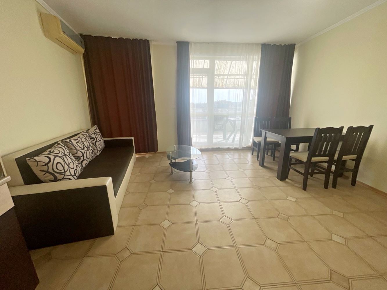 Prostorný apartmán s jednou ložnicí a výhledem na bazén ve Slunečném pobřeží