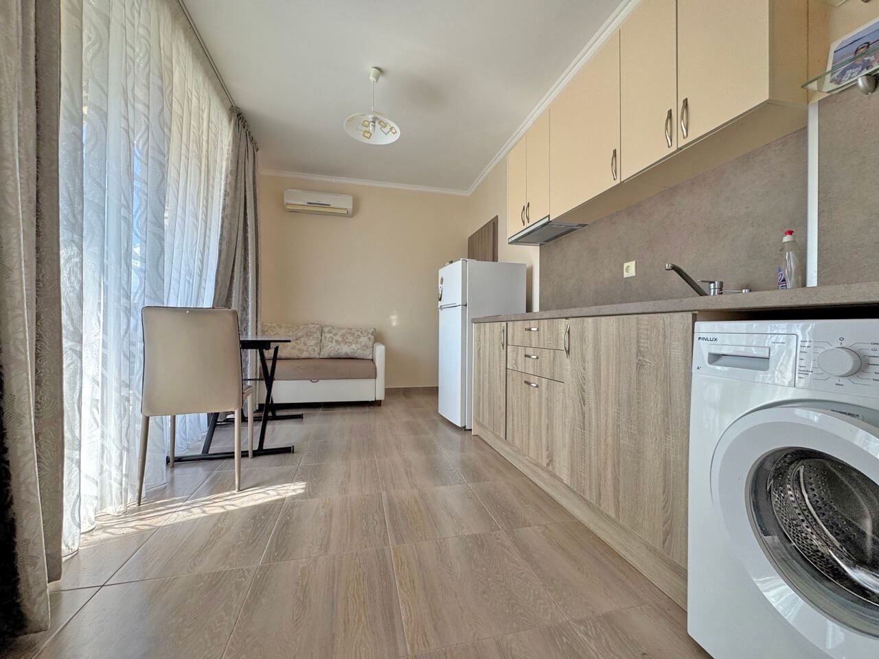 Apartmán se dvěma ložnicemi s výhledem na bazén v moderním komplexu na Slunečném pobřeží