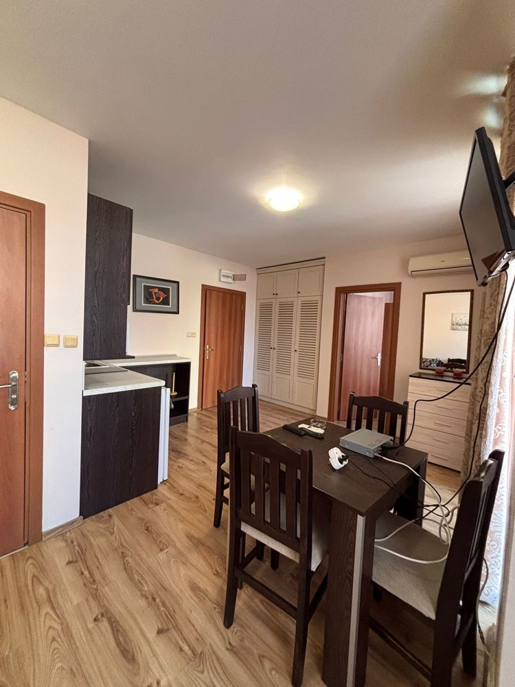 Prostorný byt s jednou ložnicí s výhledem na bazén v Sunny Beach – možnost druhé ložnice