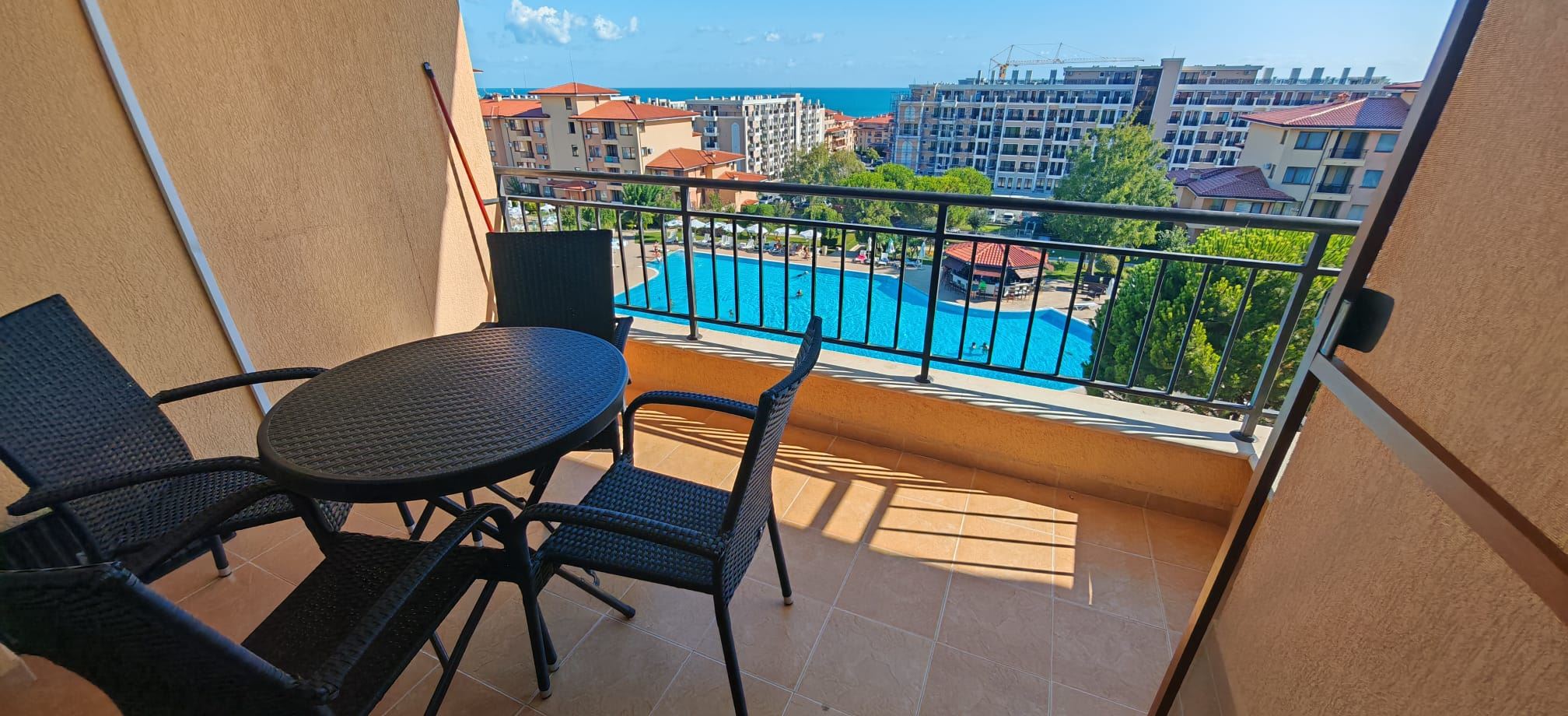 Panoramatický výhled na moře a bazény – prostorný apartmán se dvěma ložnicemi ve Sveti Vlas