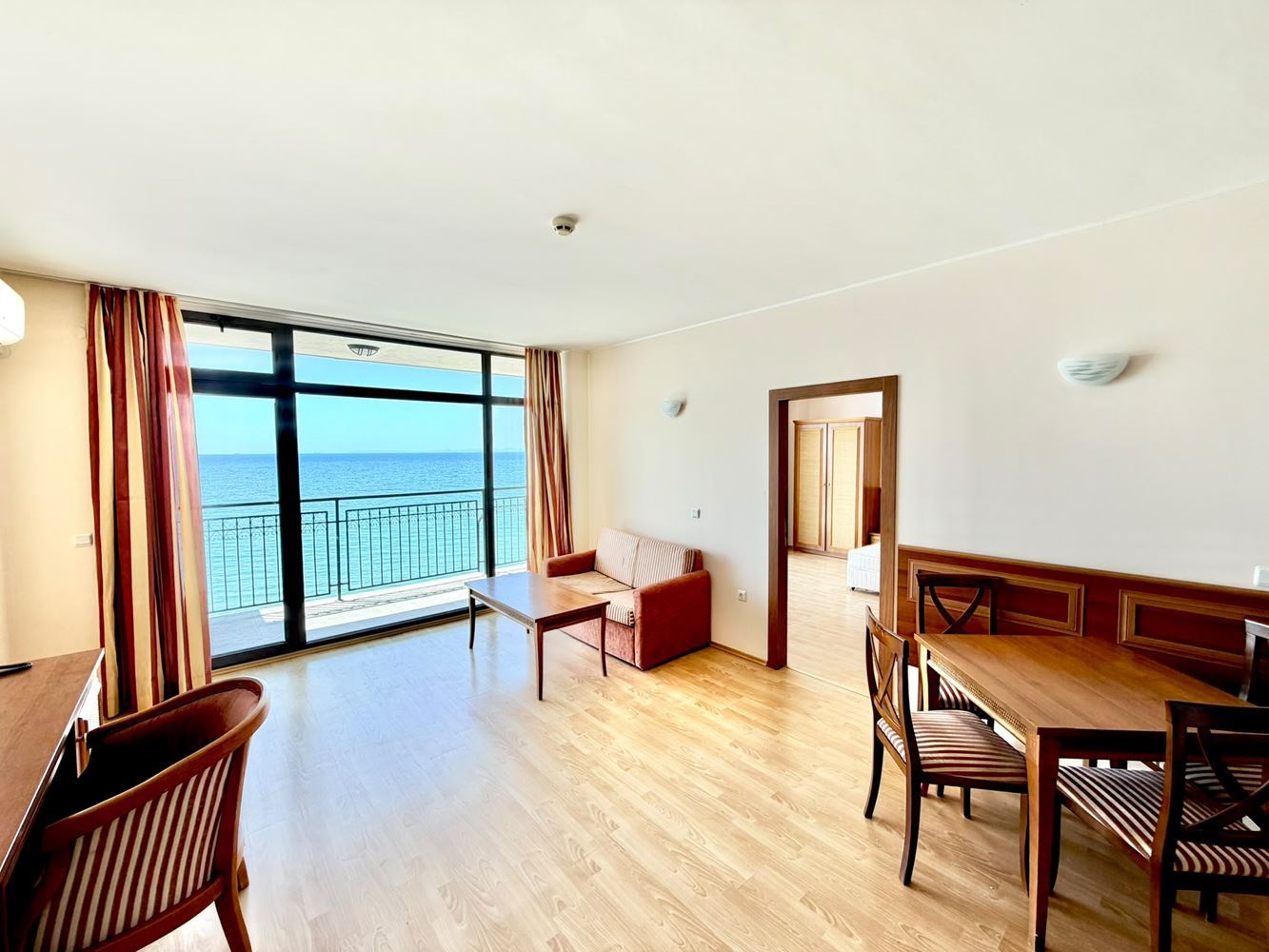 Apartmán s jednou ložnicí s panoramatickým výhledem na moře v první linii u moře ve Svatém Vlasu