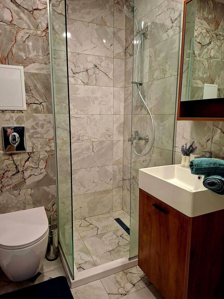 Stylový dvoupokojový apartmán s nízkým poplatkem za údržbu ve Slunečném pobřeží – komfort, bezpečí a skvělá investice u moře