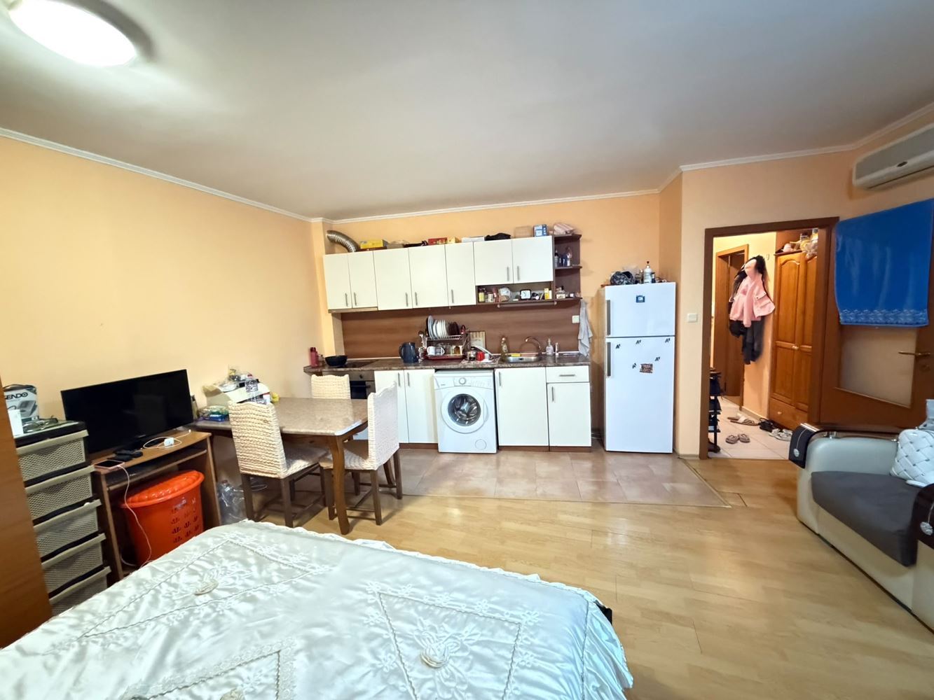 100 metrů od moře – útulný apartmán s jednou ložnicí a výhledem do klidné části komplexu