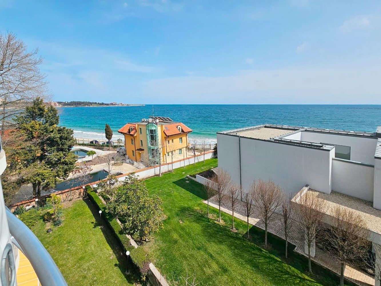 Luxusní třípokojový apartmán s výhledem na moře na první linii v Ravdě – 114 m², dvě terasy a maximální komfort