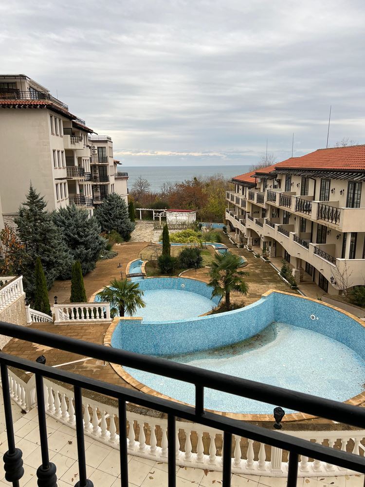 Jedinečný apartmán se dvěma ložnicemi, panoramatickým výhledem na moře a bazén, v první linii u moře v Obzoru