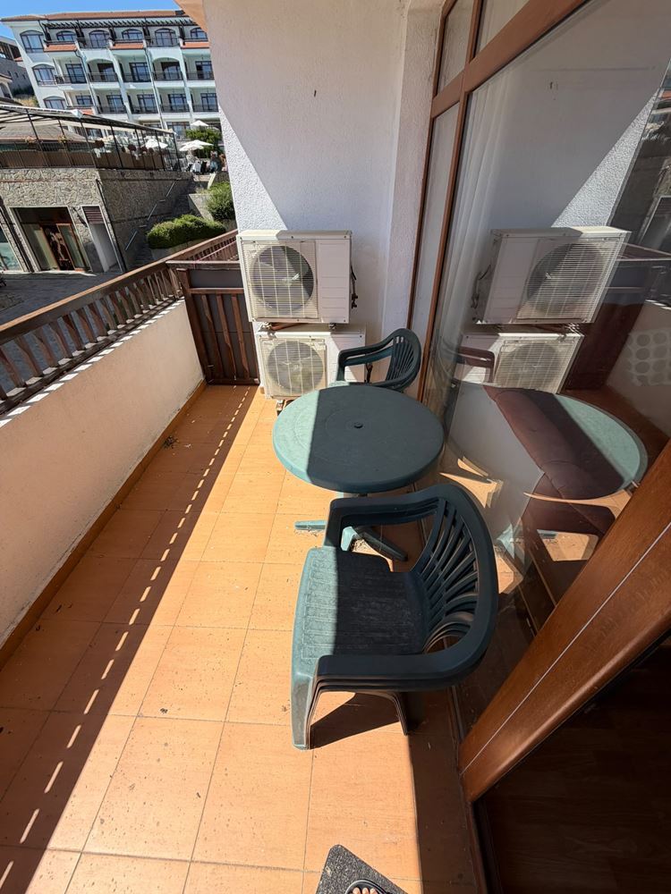 Prostorný apartmán s jednou ložnicí a výhledem na bazén v Aheloy