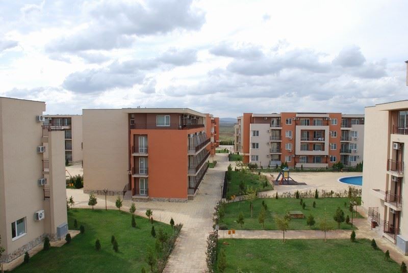 Plně zařízený byt s jednou ložnicí v nejvyšším patře v Sunny Beach – výhled na bazén a luxusní atmosféra