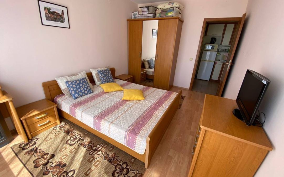 Prostorný apartmán s jednou ložnicí v moderním komplexu na Slunečném pobřeží – komfort, zeleň a vybavení pro obyvatele