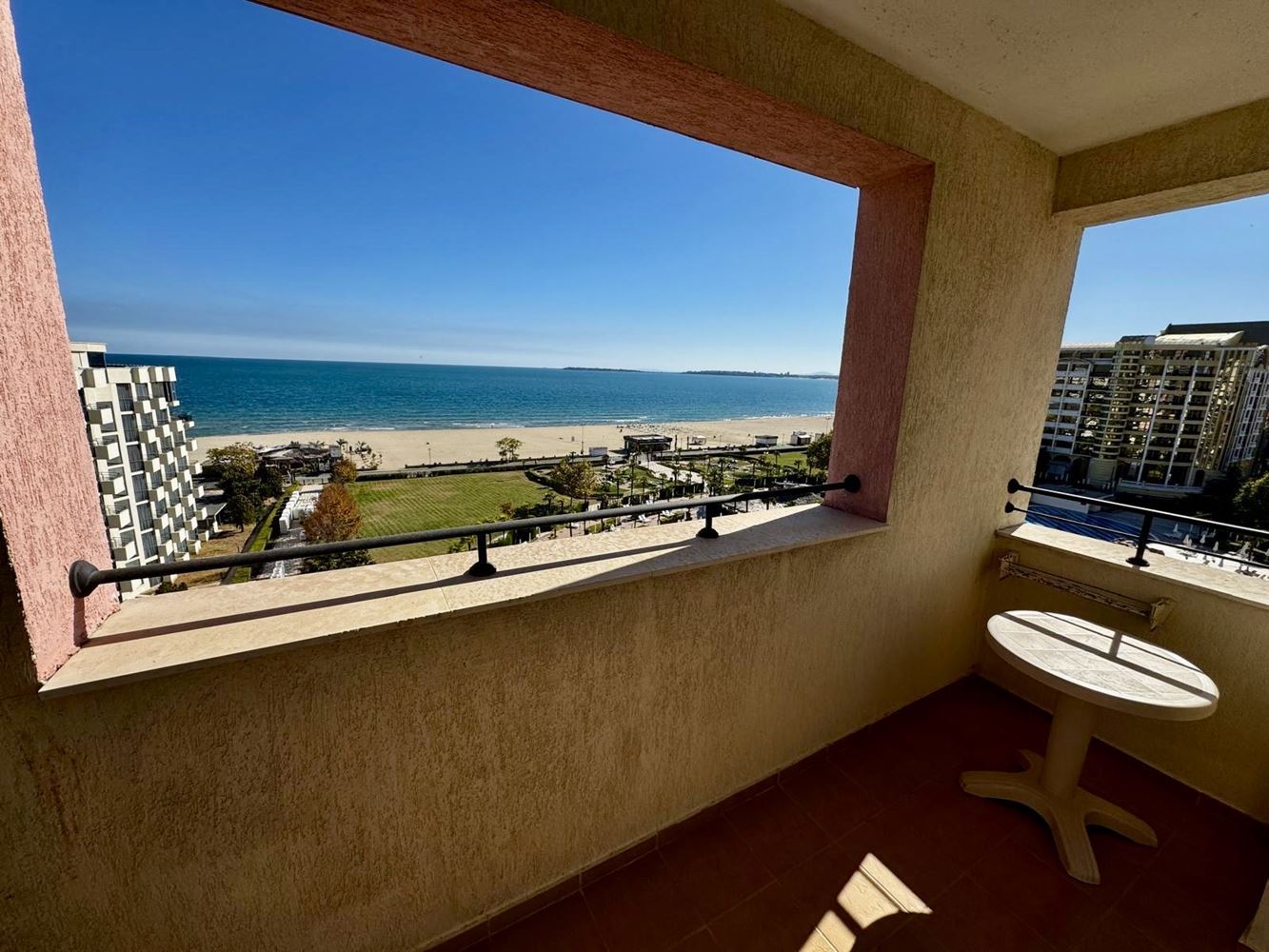 Prostorný apartmán s jednou ložnicí, velkou terasou a panoramatickým výhledem na moře