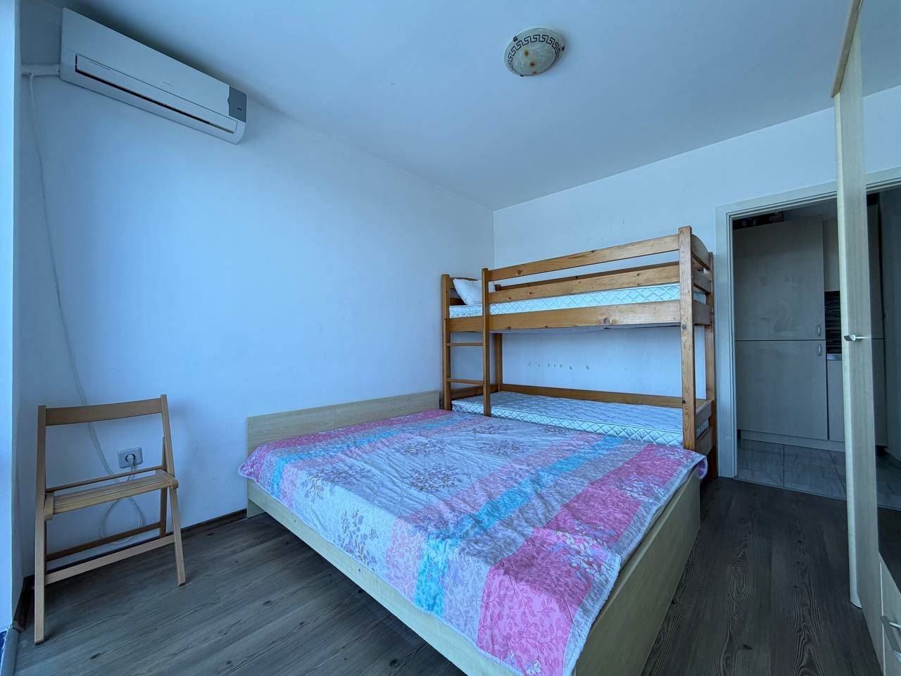 Apartmán s jednou ložnicí v první linii u moře v Pomorie – panoramatický výhled na moře a bazén