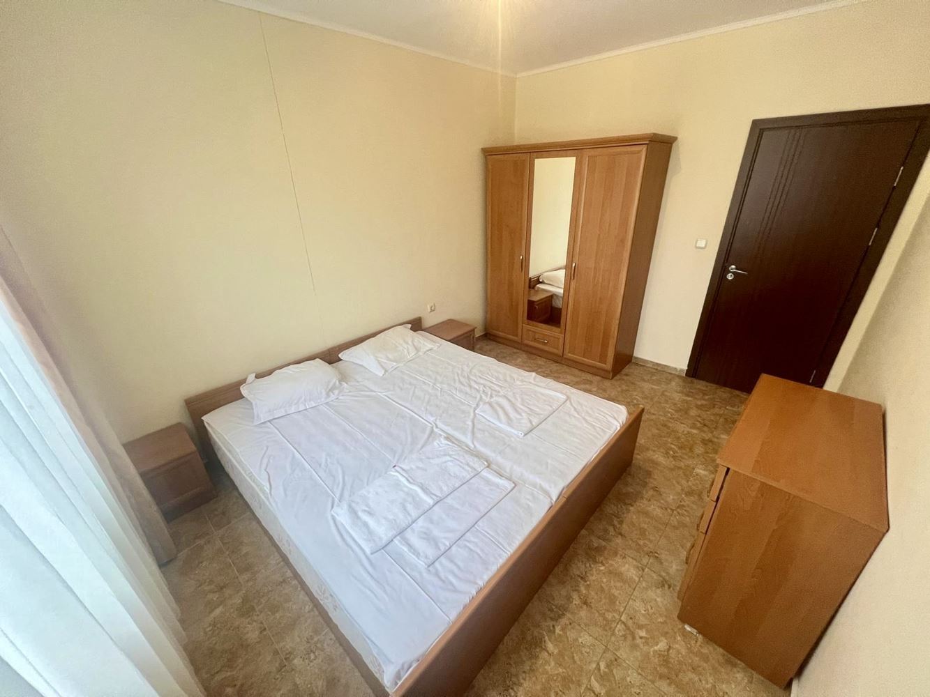 Prostorný třípokojový byt s výhledem na bazén v prestižním komplexu v Nesebaru