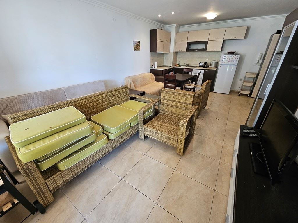 Luxus na první linii – stylový byt s verandou, soukromou zahradou a výhledem na moře ve Sveti Vlas