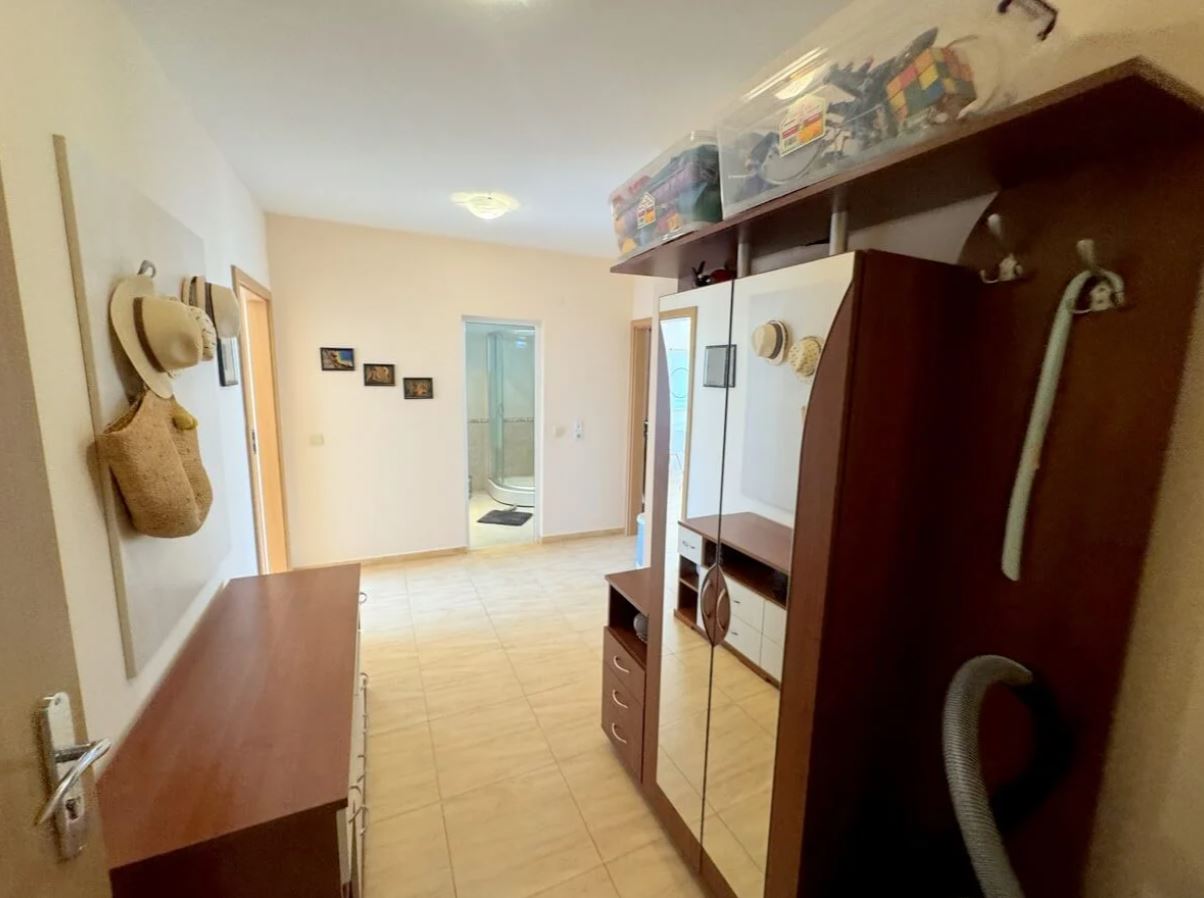 Apartmán se dvěma ložnicemi ve Sveti Vlas – panoramatické výhledy a pohodlí v uzavřeném komplexu