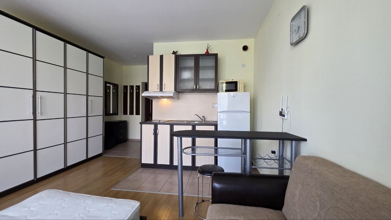 Praktické a útulné studio na Slunečném pobřeží – komfort a klid s výhledem na bazén