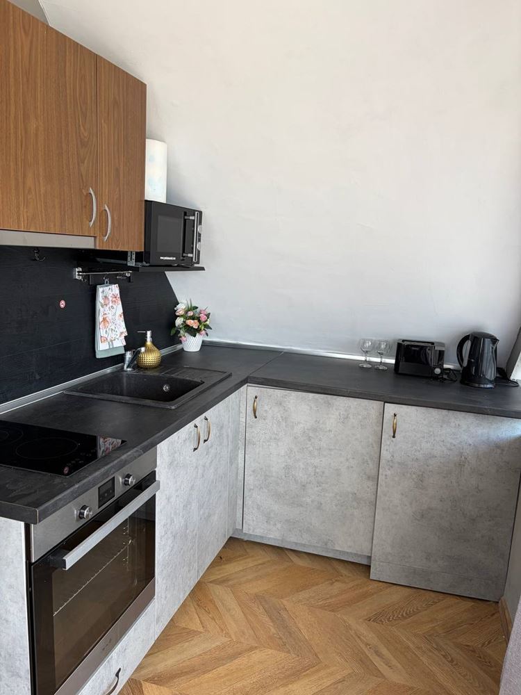 Útulný apartmán s jednou ložnicí a výhledem na moře ve Svatém Vlasu – klid, komfort a skvělá investice