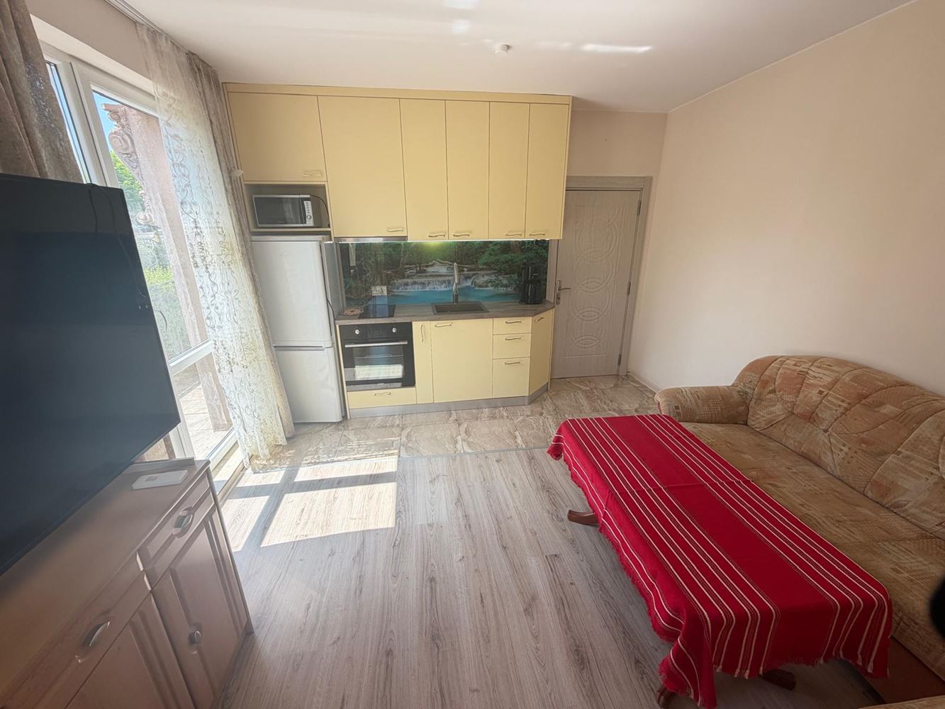 Útulný apartmán s jednou ložnicí a obrovskou terasou v Ravdě – váš osobní prostor u moře