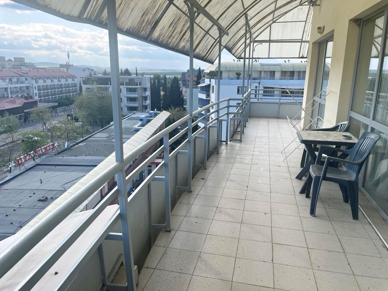 Prostorný apartmán s jednou ložnicí a výhledem na bazén ve Slunečném pobřeží