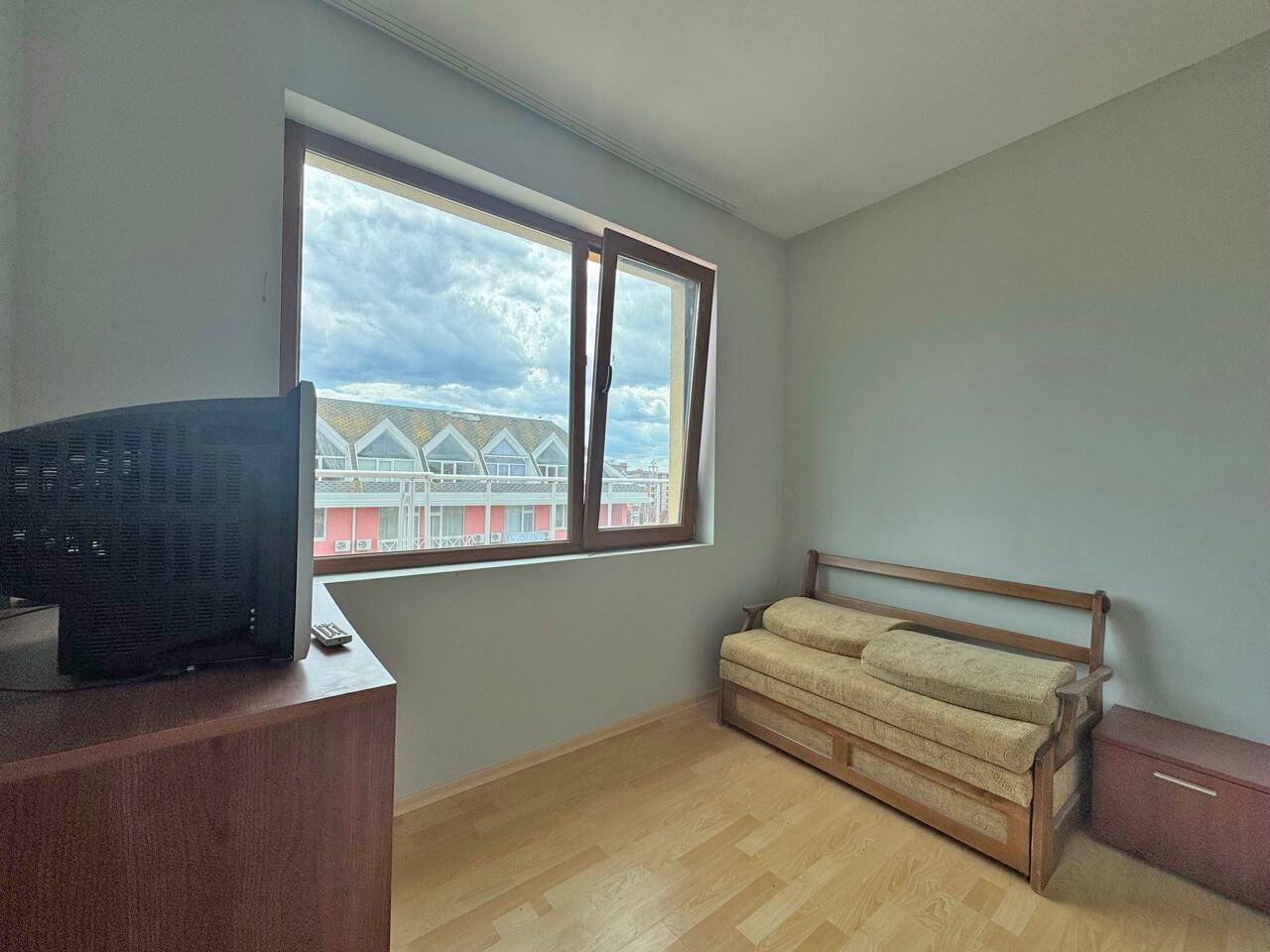 Panoramatický dvoupokojový apartmán s velkou terasou a otevřeným výhledem – Slunečné pobřeží
