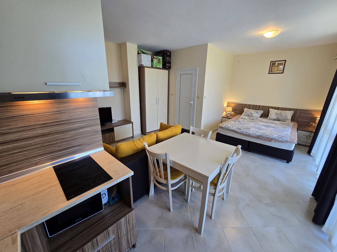 Slunečné pobřeží – prostorné studio s výborným potenciálem pro přestavbu na malý apartmán s jednou ložnicí