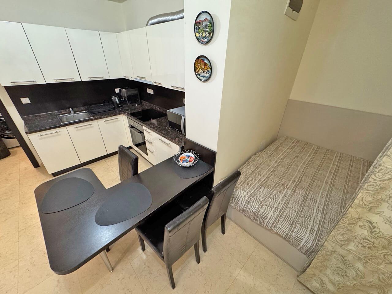 Elegantní apartmán s jednou ložnicí na první linii u moře ve Sveti Vlas s přímým vstupem do zahrady a k bazénu
