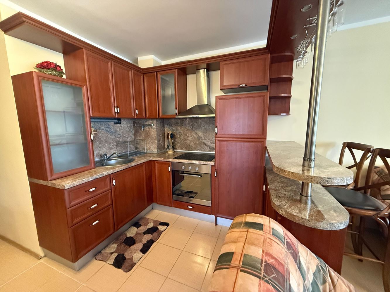 Prostorný dvoupokojový apartmán v Sunny Beach – komfort, příroda a nízký poplatek za údržbu